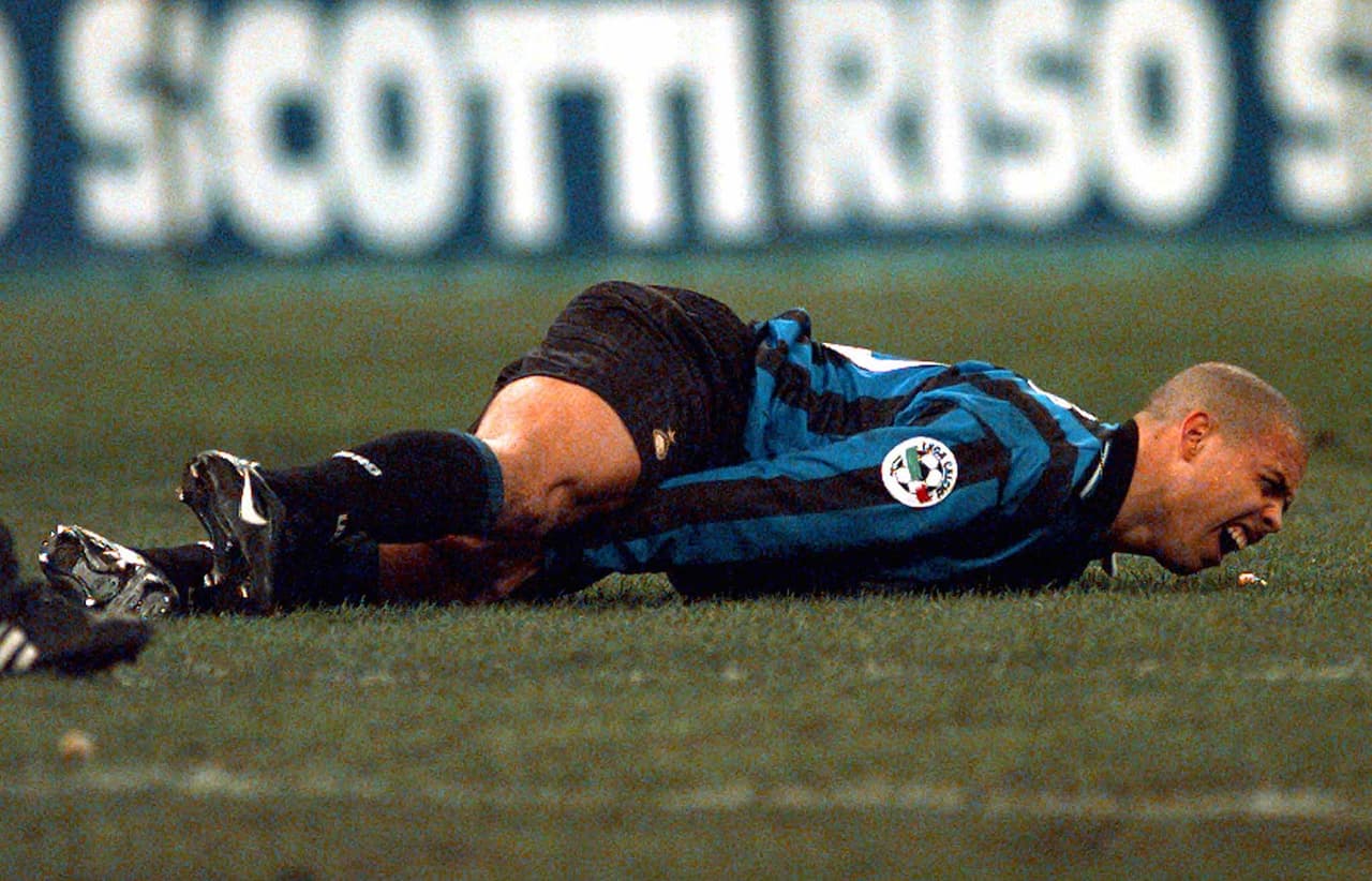 Hace 20 años, Ronaldo se partió el tendón rotuliano de la rodilla derecha en la ida de la final de 'Coppa' contra la Lazio. Estuvo año y medio fuera de las canchas.