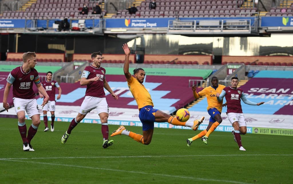 Burnley y Everton igualaron a un gol en el Turf Moor. Robbie Brady (3’) adelantó a los locales y Dominic Calvert-Lewin (45+3’) emparejó para el cuadro de Ancelotti. James Rodríguez jugó los 90’ del juego.