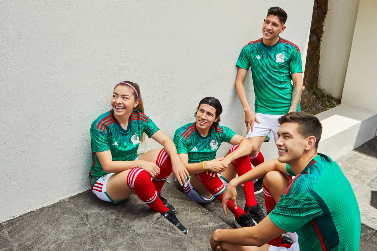Con el lema, “El origen que nos une”, la nueva playera de México regresa a sus orígenes al utilizar los colores de la bandera --verde, blanco y rojo--.