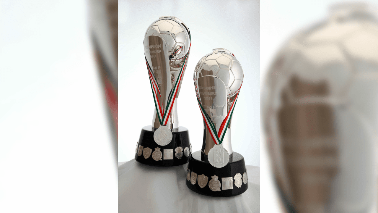 Trofeos de campeón y subcampeón en el futbol mexicano.