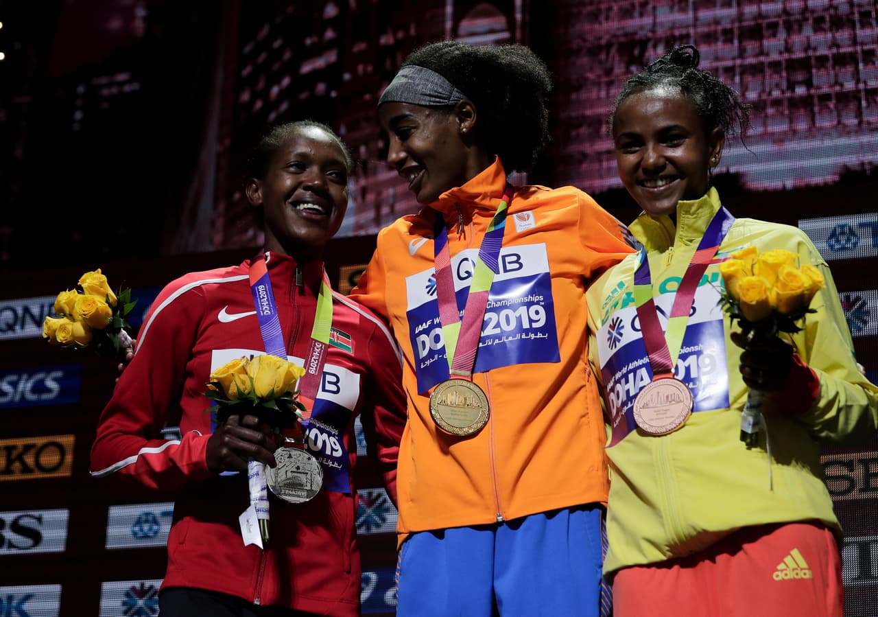 Los atletas comparten la emoción de sus logros en el mundial de atletismo en Doha.