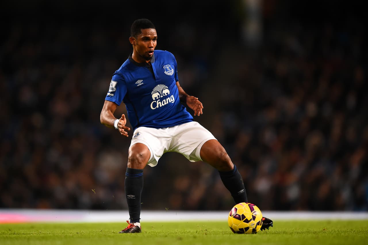 Samuel Eto’o también ya supo lo que es modificar su playera en plena pausa invernal cuando el 24 de enero del 2015 se concretó su pase del Everton de Inglaterra rumbo a la Liga italiana.
