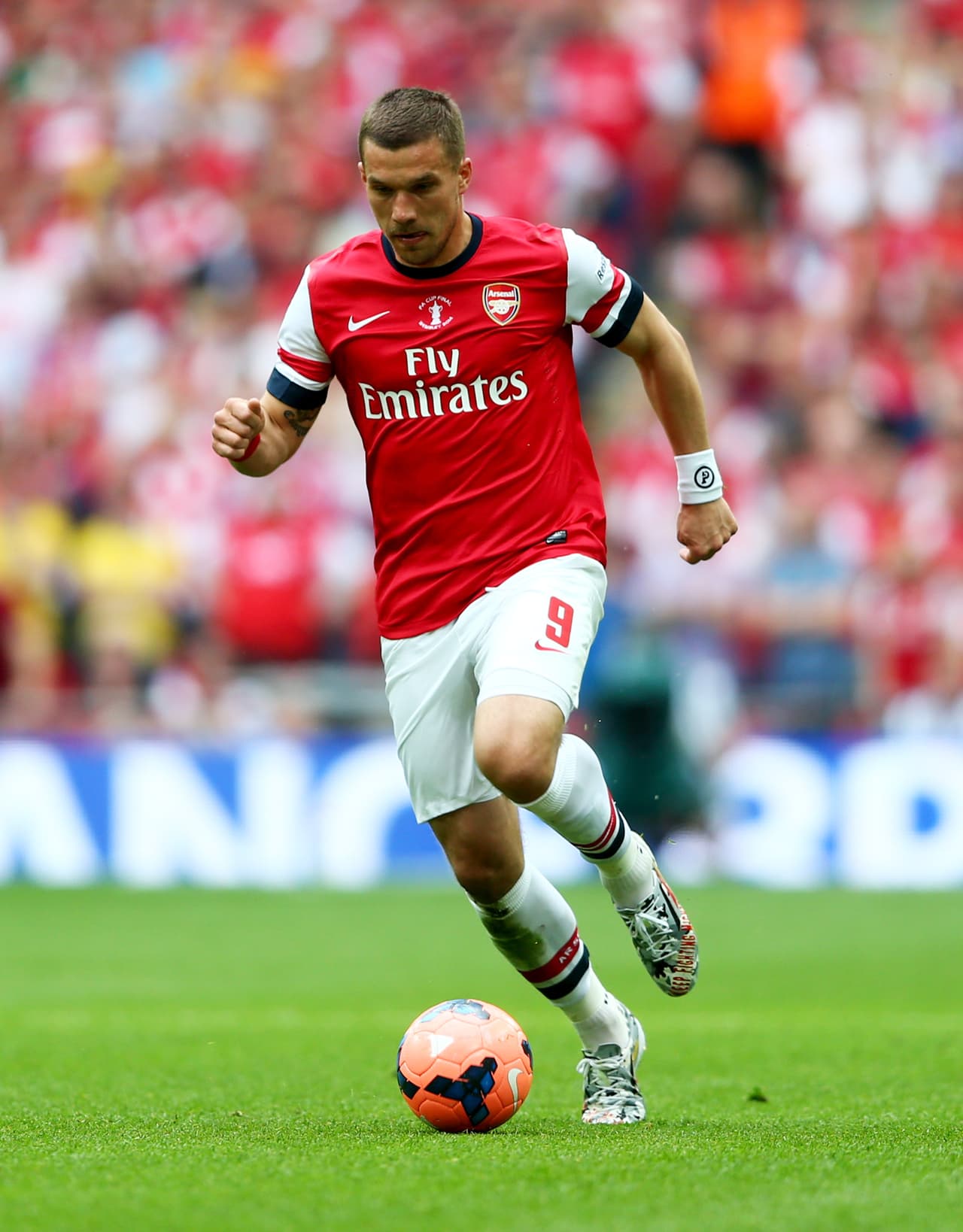 Lukas Podolski es otro de los futbolistas mediáticos que cambió de equipo durante un mercado invernal luego de que el Arsenal decidiera cederlo con destino a Italia.