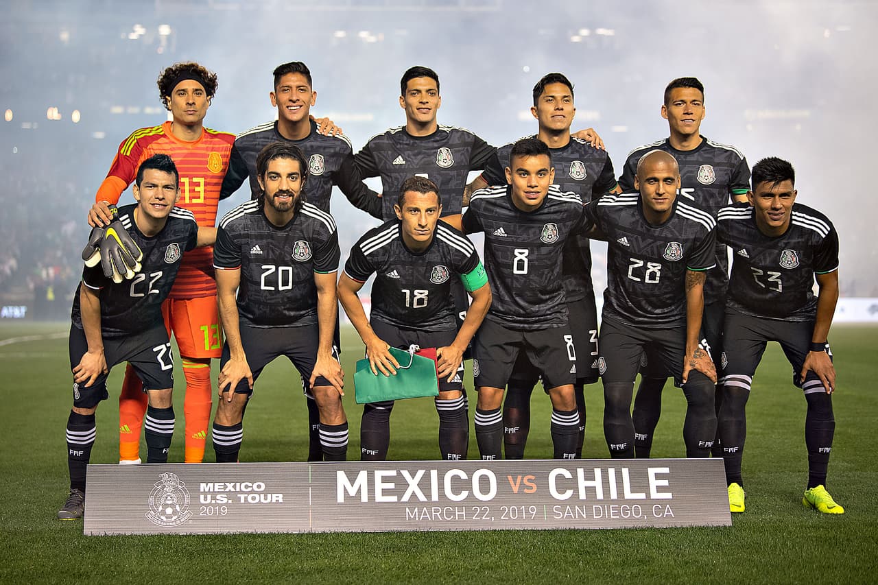 El primer 11 inicial de Martino para el cotejo ante Chile conformado por: Ochoa, Álvarez, Jiménez, Salcedo, Moreno, Lozano, Pizarro, Guardado, González, Rodríguez y Gallardo.