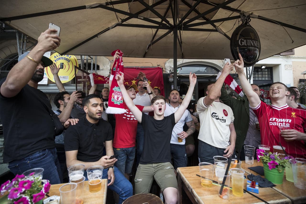 Los aficionados del Liverpool se tomaron las calles de Roma y montaron una gran fiesta en la previa del partido de Champions League entre su equipo y la Loba. Familiares, amigos, recién conocidos, todos se unieron para teñir de rojo la capital italiana.