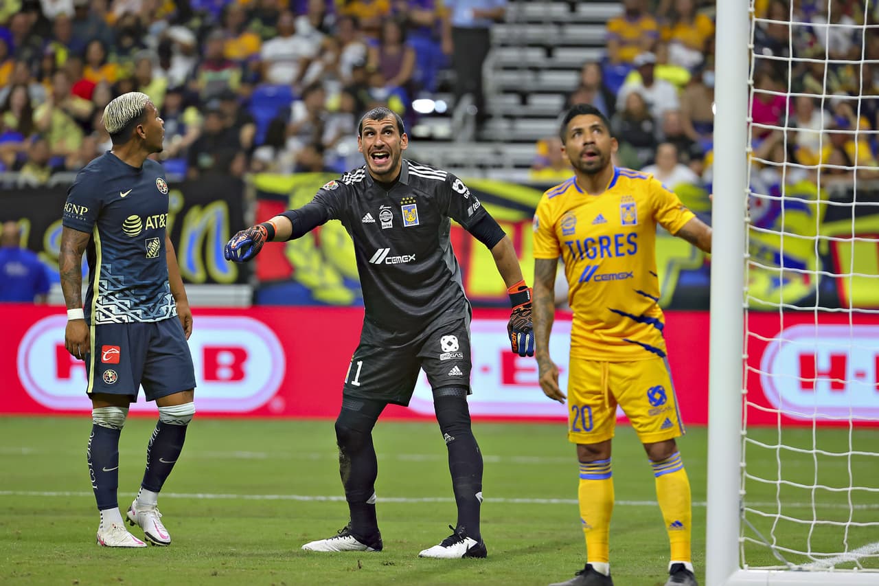 Nahuel Guzmán pidiéndole atención a sus compañeros en el área.