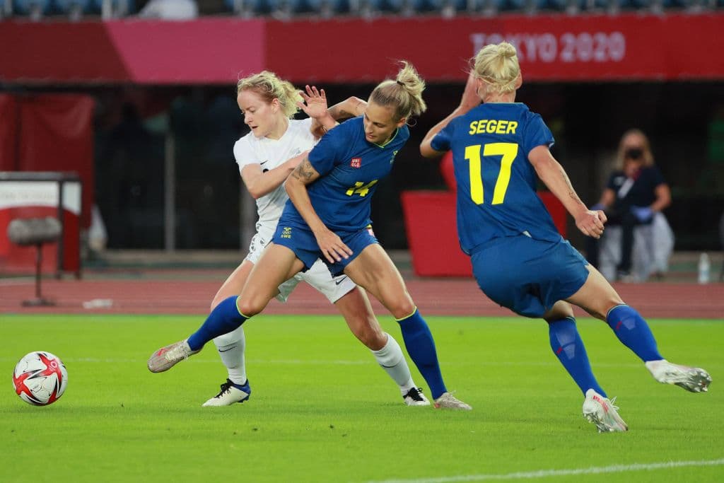 Suecia imparable consigue su tercera victoria ante Nueva Zelanda con marcador de 2-0 y reafirma su calificación como primer lugar del grupo G. En Cuartos de Final, Suecia se medirá ante el equipo local y las 'kiwis' lo harán ante Gran Bretaña.