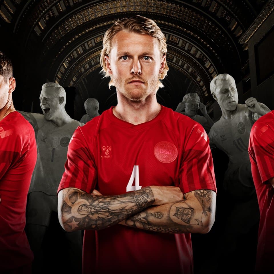 DINAMARCA, LOCAL. Las distintas marcas patrocinadoras se han lucido con los diseños para el Mundial Qatar 2022.