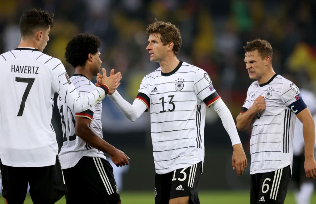 Serge Gnabry y Thomas Mueller le dan la alegría a la Alamenia y remontan 2-1 a Rumania.