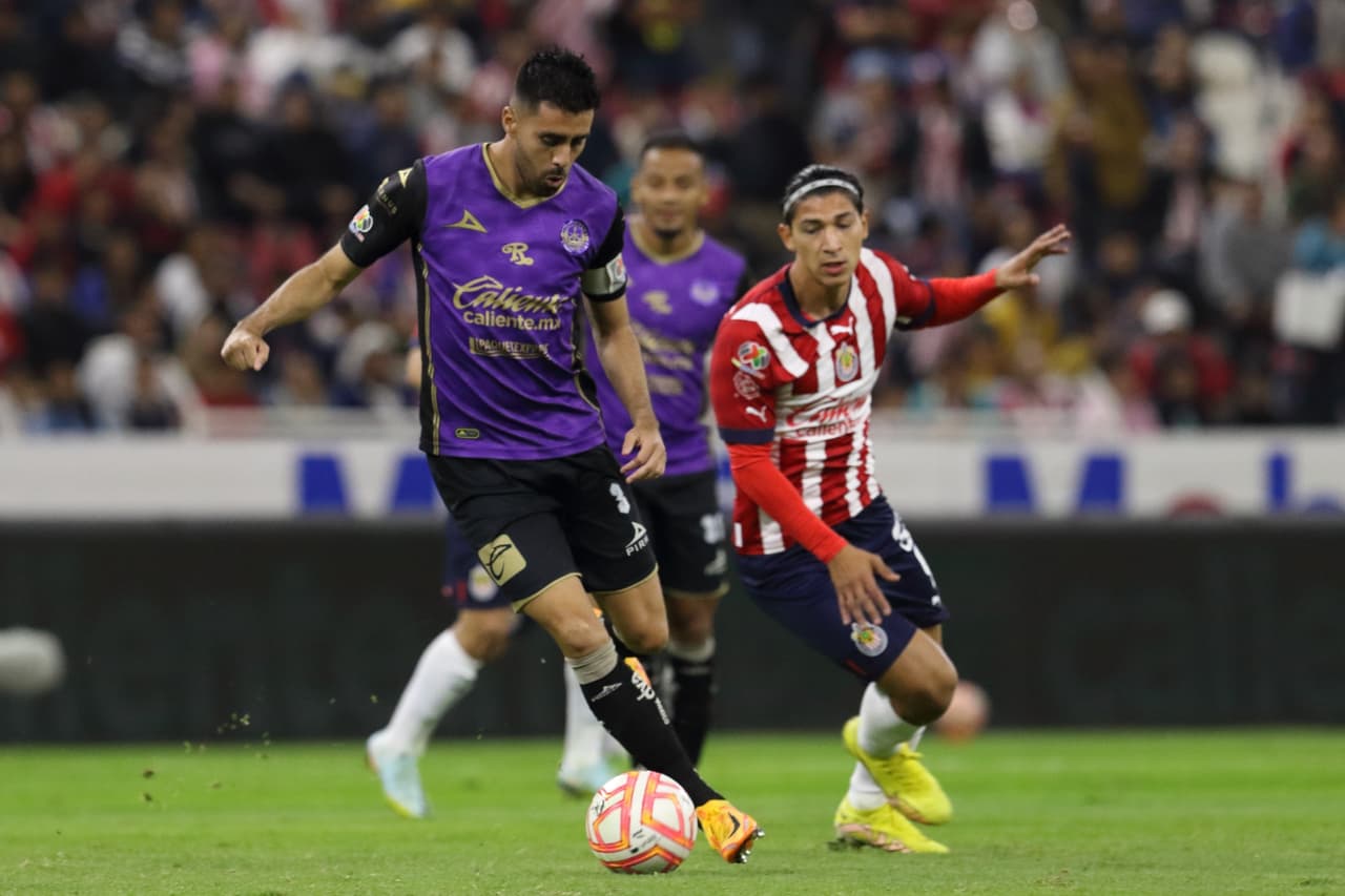 Chivas rescató la victoria ante Mazatlán en la Jornada 2 de la Copa por México 2022 con un polémico gol de Isaác Brizuela en tiempo de compensación. El 'Cone' disparó en el área, pero el balón impactó en el brazo de su compañero Luis Puente, lo que por regla debió ser anulado, pero el árbitro central lo dio por bueno.