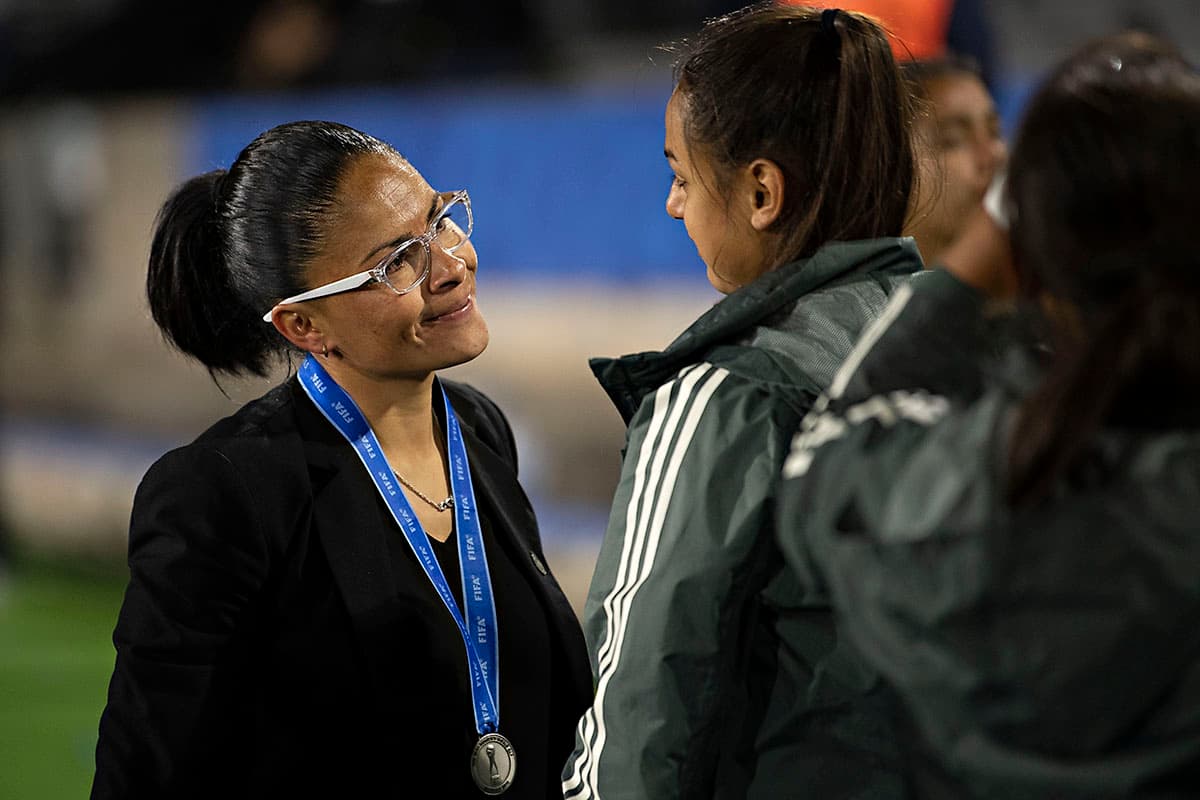 La artífice del sueño, la entrenadora Mónica Vergara (izquierda) también recibió su medalla de plata.