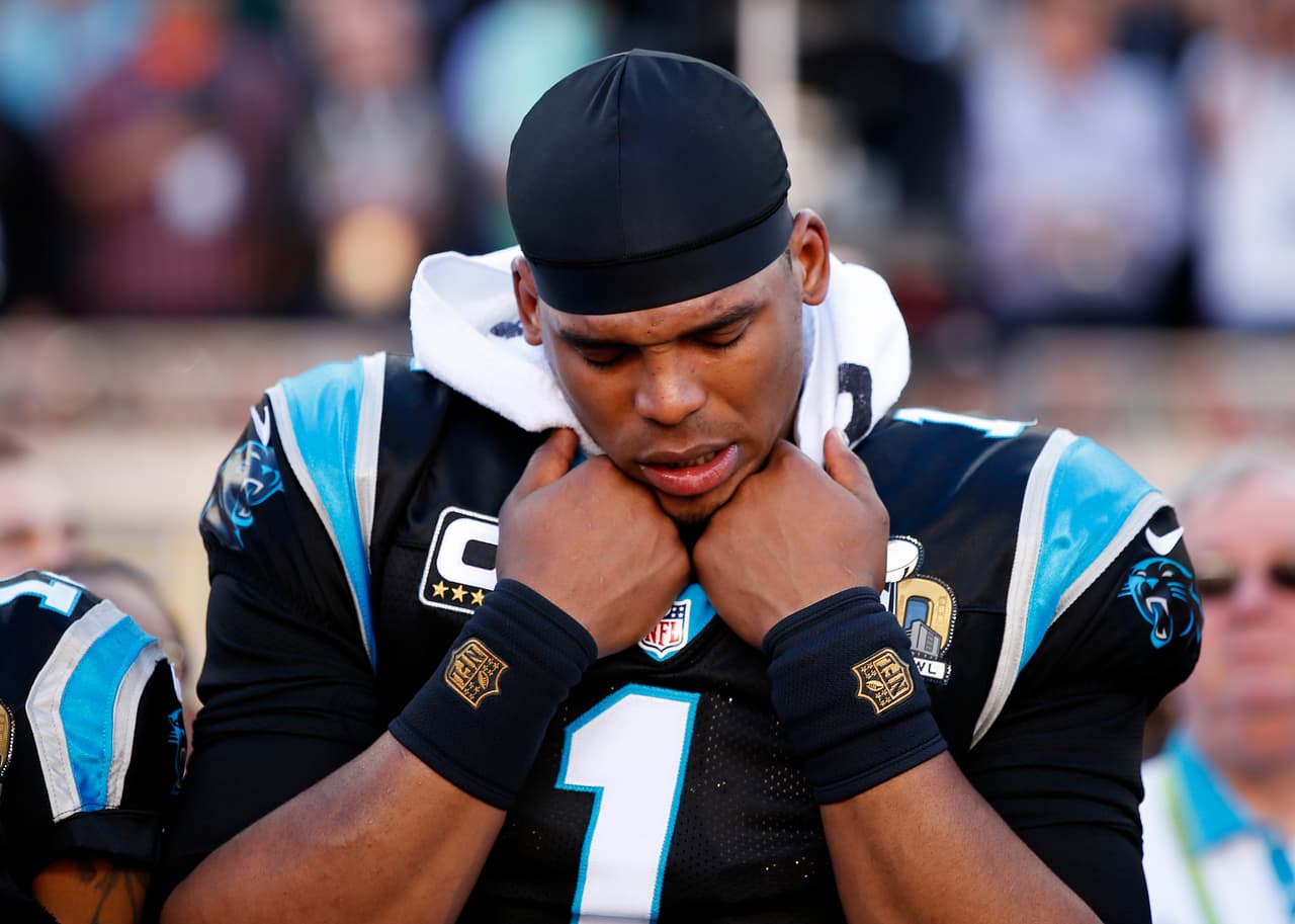 Cam Newton en pleno "sentimiento" durante el himno.