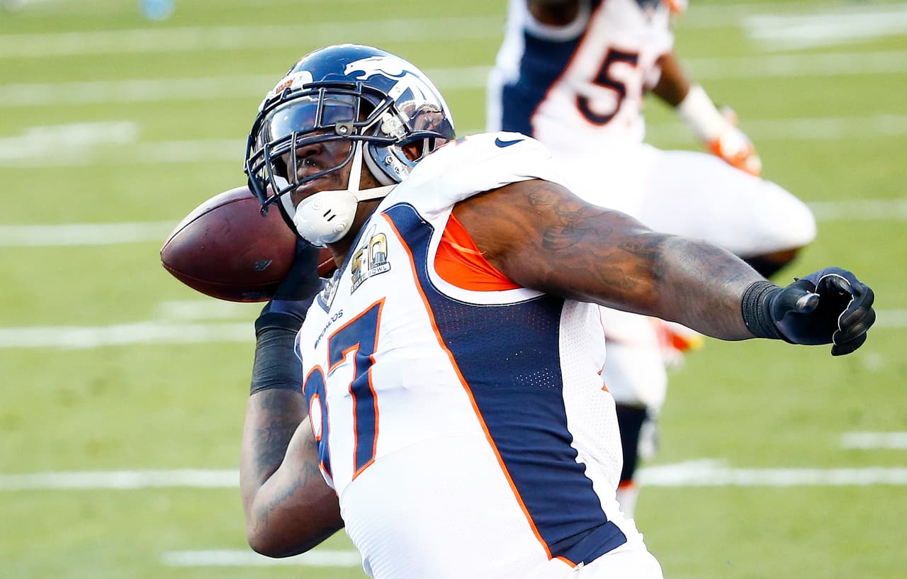 El primer touchdown del partido lo realizó la defensiva de los Broncos.