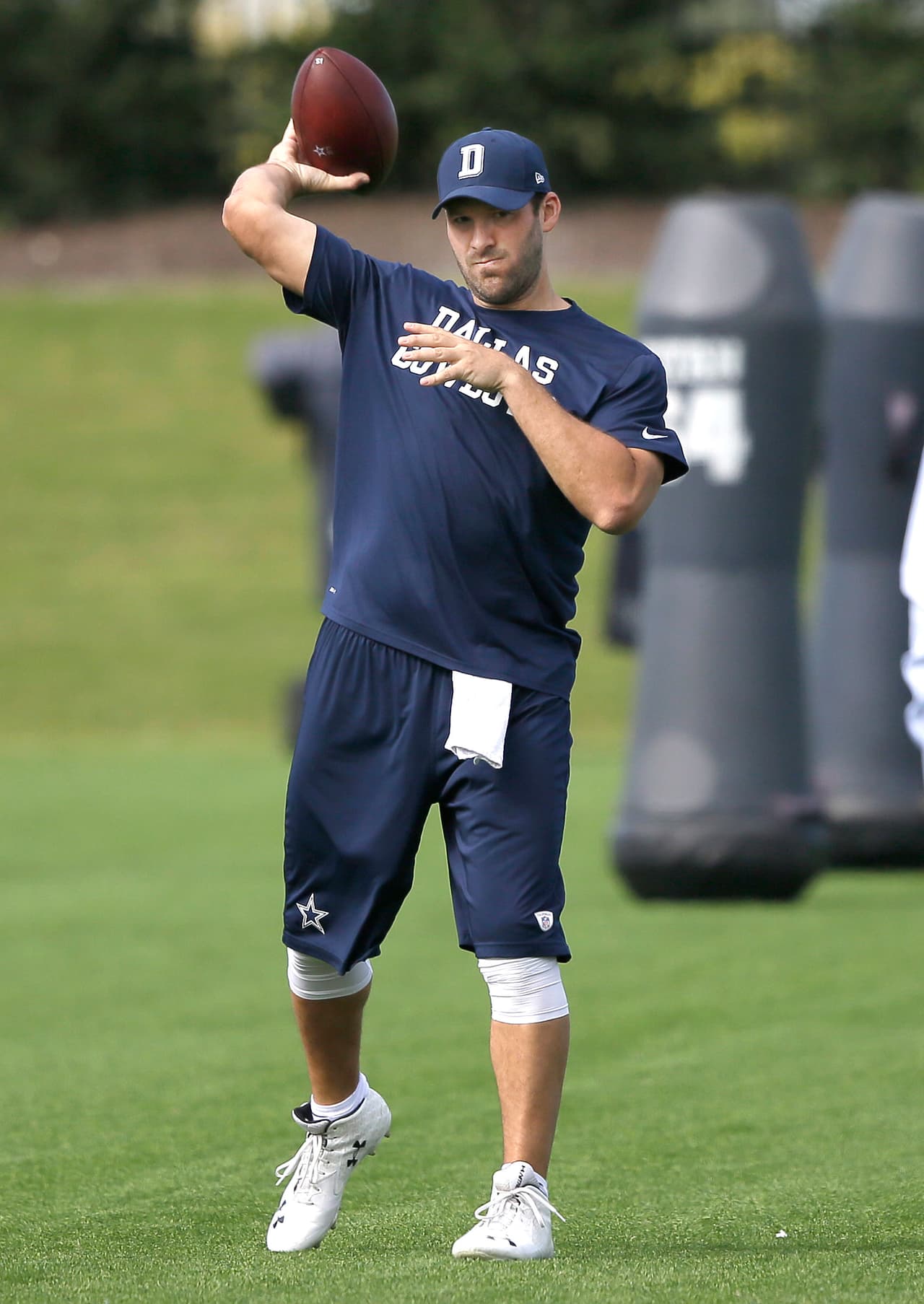 Tony Romo ya lanzó pases en la práctica de los Cowboys