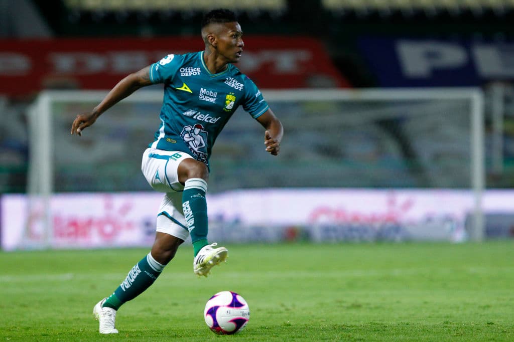 León prestó a Pedro Aquino (Perú), Ángel Mena (Ecuador) y Jean Meneses (Chile).