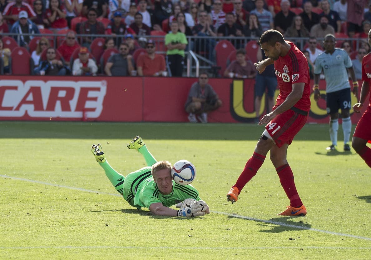 El arquero del Sporting, Tim Melia, fue una figura fundamental para la victoria 3-1 como visitante de los Celestes. ¡Hasta con la cara las salva!