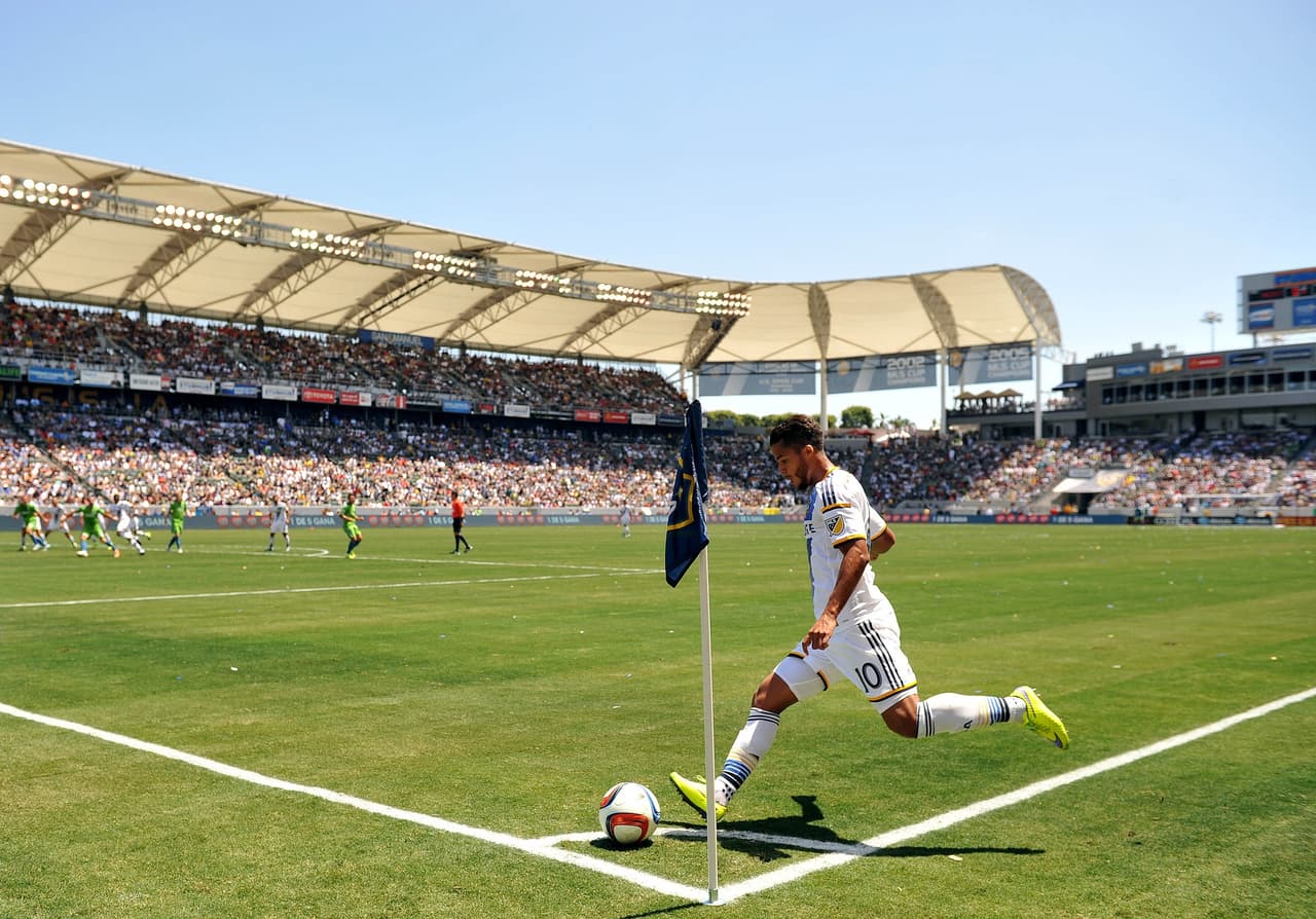 Giovani dos Santos tuvo su debut con gol en la MLS, en un partido a casa llena en el StubHub de Los Ángeles.