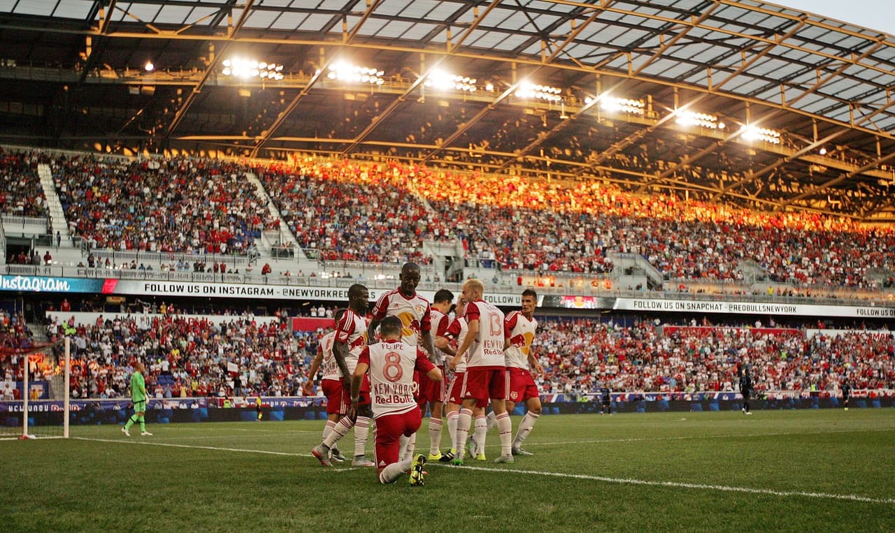 Nueva York es rojo tras la primer temporada de clásicos. Los Red Bulls derrotaron 2-0 a sus nuevos vecinos y barrieron la serie.