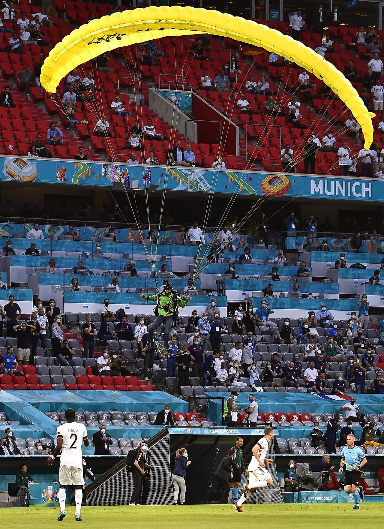 Francia derrota a Alemania en su debut en la Euro 2020 con marcador de 1-0. El primer y único tanto del encuentro fue un autogol por parte de Matts Hummels durante el primer tiempo, dandole la victoria a 'les Bleus' e inicia el campeón del mundo con el pie derecho.