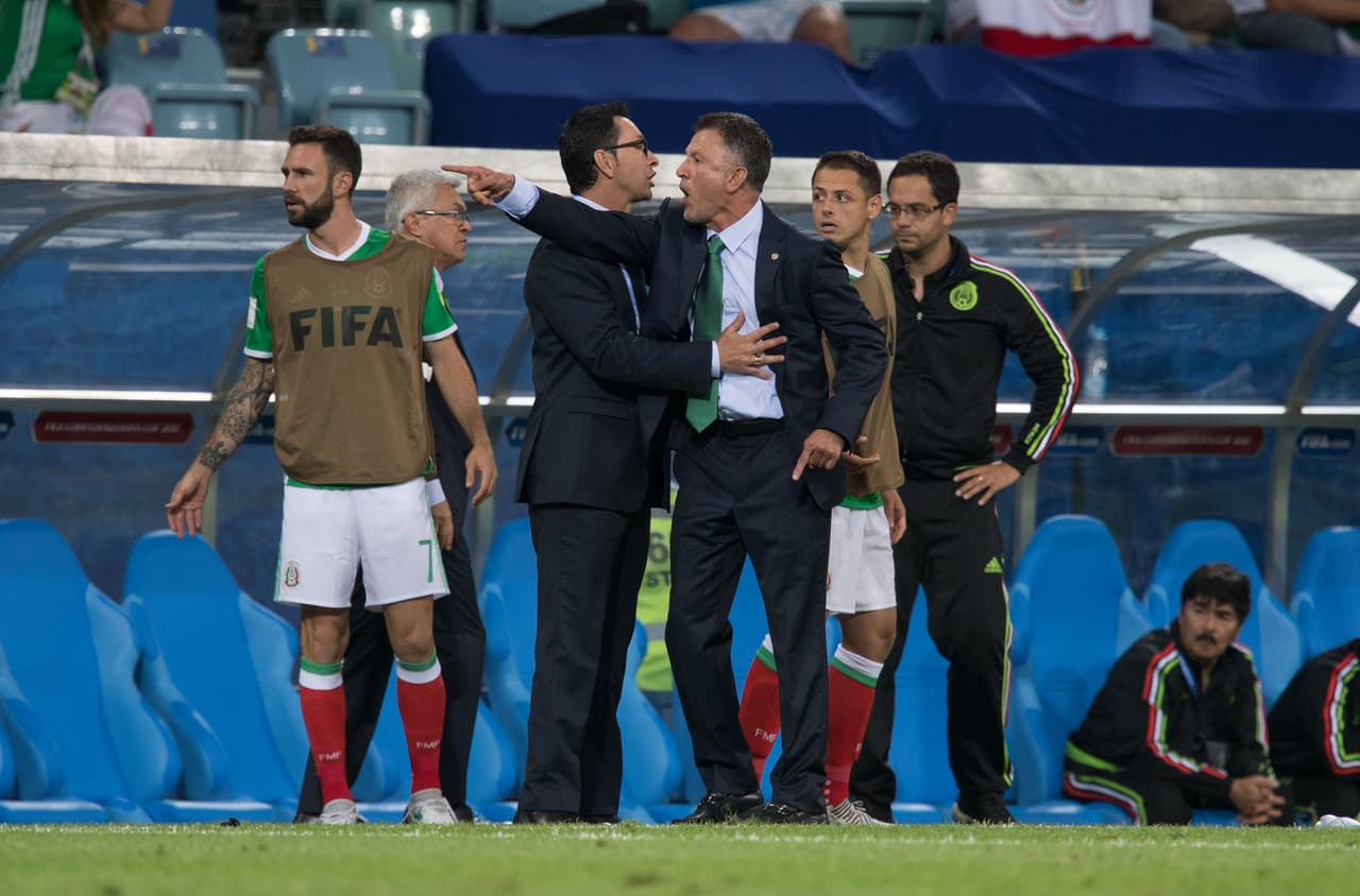 Tras las actuaciones de México que lo tienen a un paso del Mundial, el 'Tri' se vio en un nuevo reto en la Copa Confederaciones. Allí, Osorio volvió a ser protagonista durante el partido contra Nueva Zelanda, donde se vio claramente que lanzó un insulto en medio de su molestia por una acción de juego.