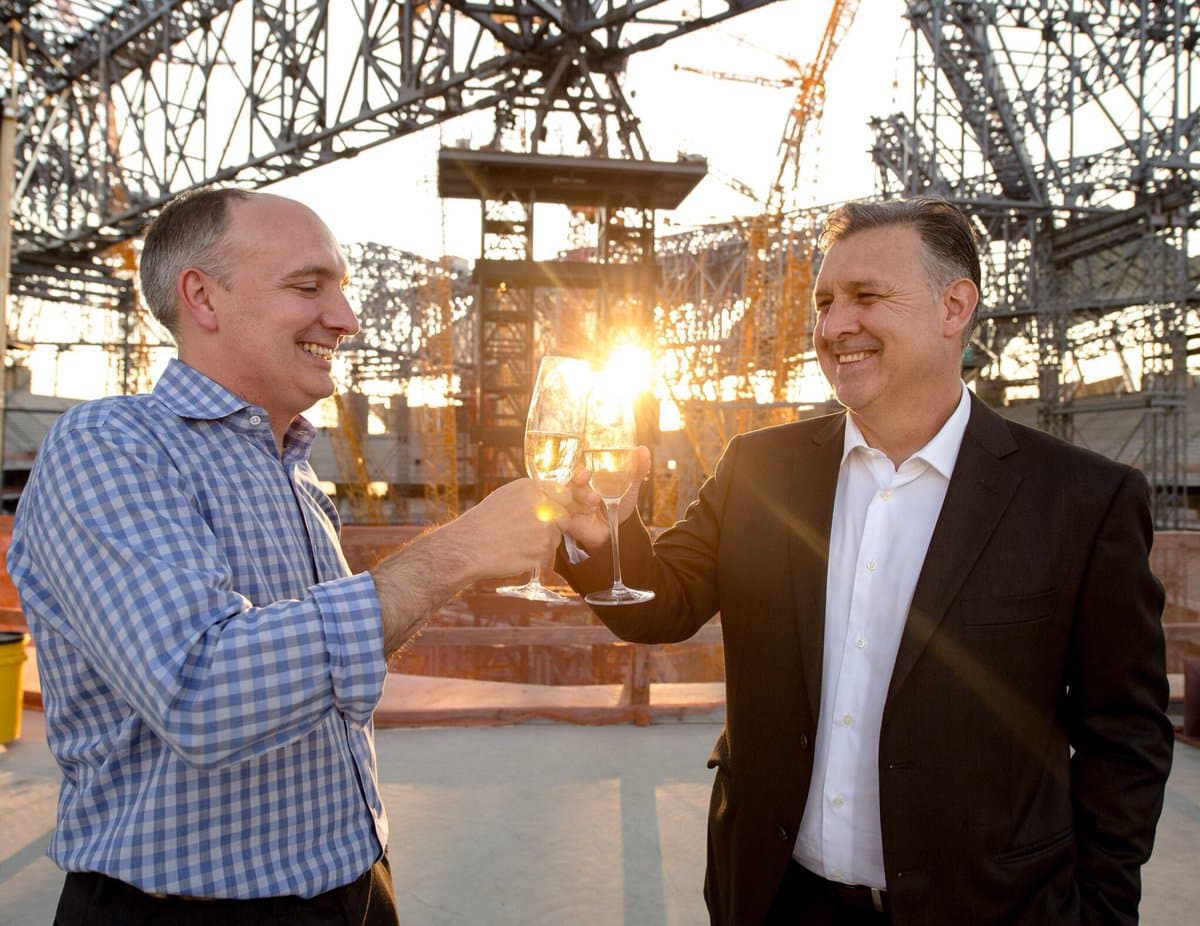Darren Eales y Gerardo Martino visitaron las obras del futuro estadio de Atlanta United y brindaron por el futuro. (Crédito: Atlanta United FC)