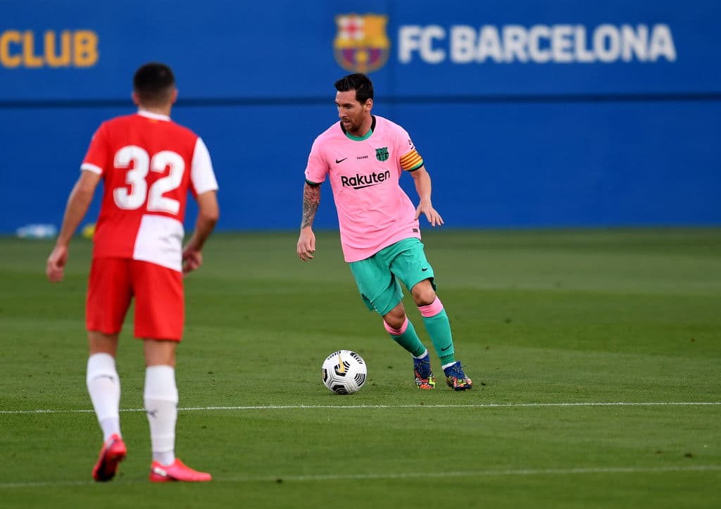 Griezmann recibió el balón fuera del área grande y dio juego a Messi, quien despachó a un par de zagueros.