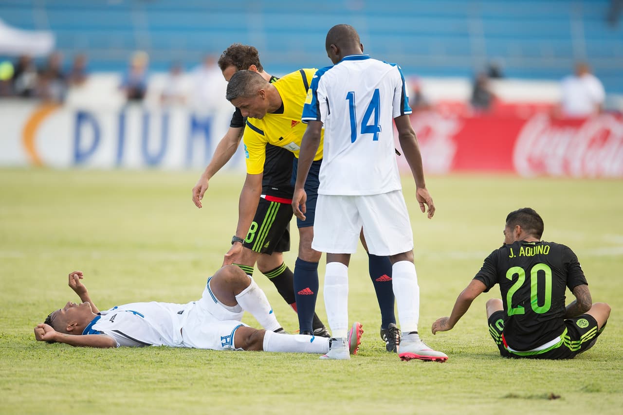 El futbolista quedó derribado, mientras que tanto sus compañeros como los jugadores mexicanos y el árbitro estaban preocupados.