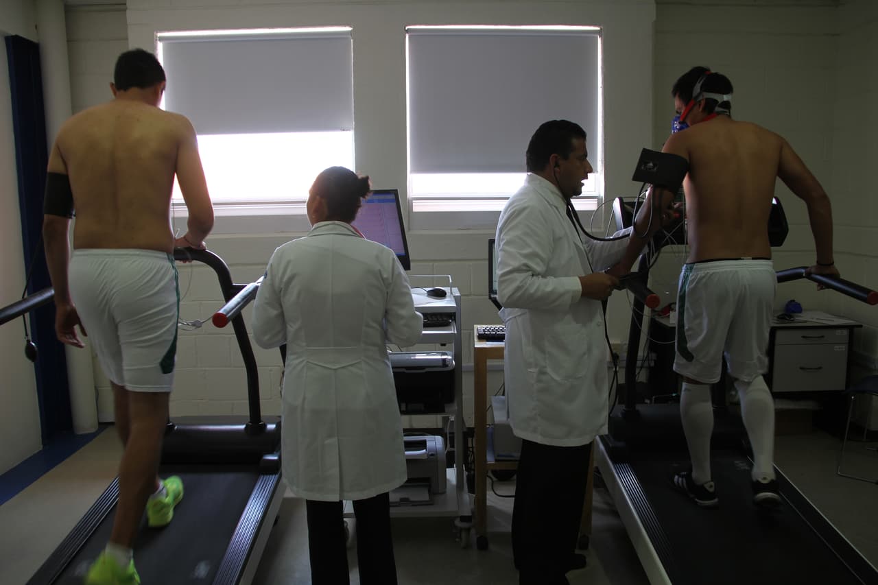 Los días de quincena tenía que pesarse a las 9 de la mañana, el médico pasaba el reporte y se autorizaba el sueldo según su peso.