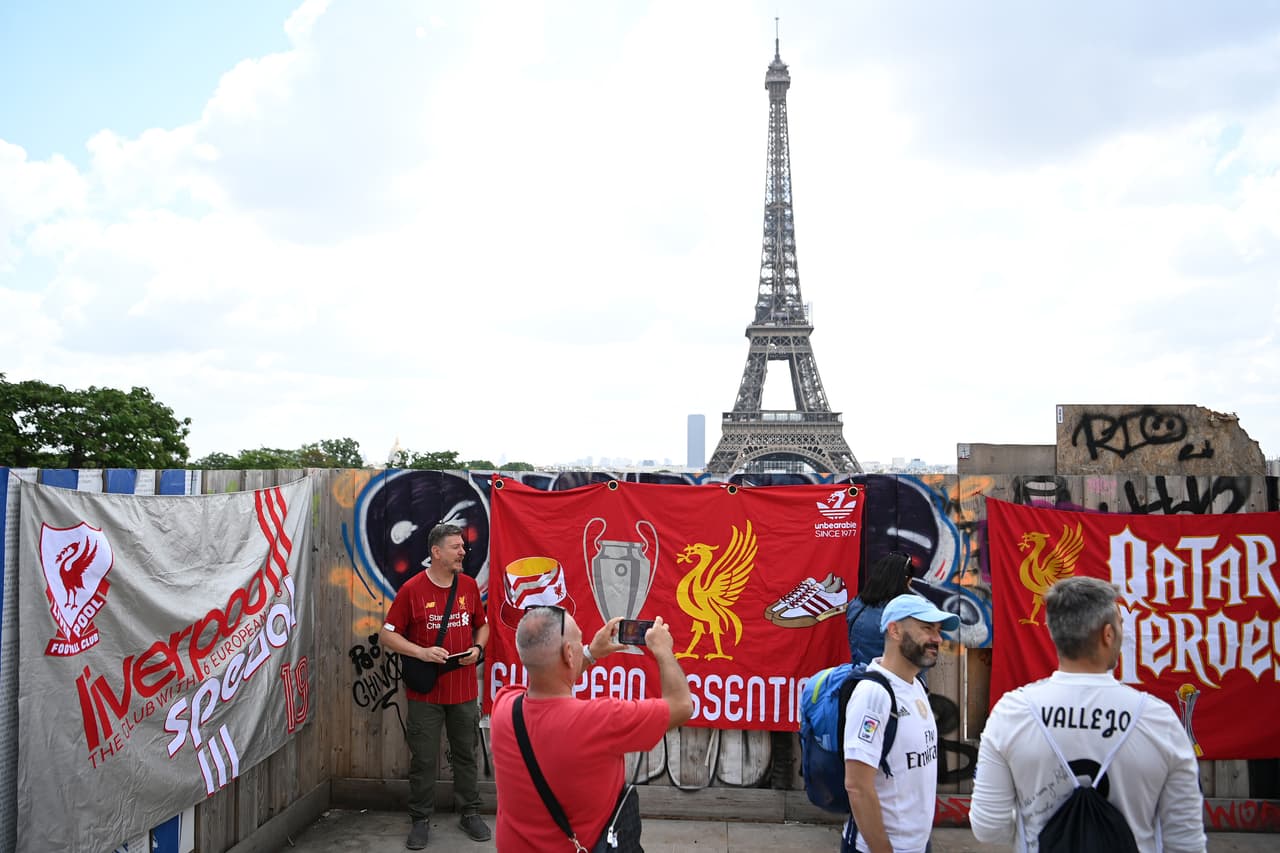 Los aficionados del Liverpool y Real Madrid comienzan a invadir las calles de París a unas horas de la Final de Champions League.