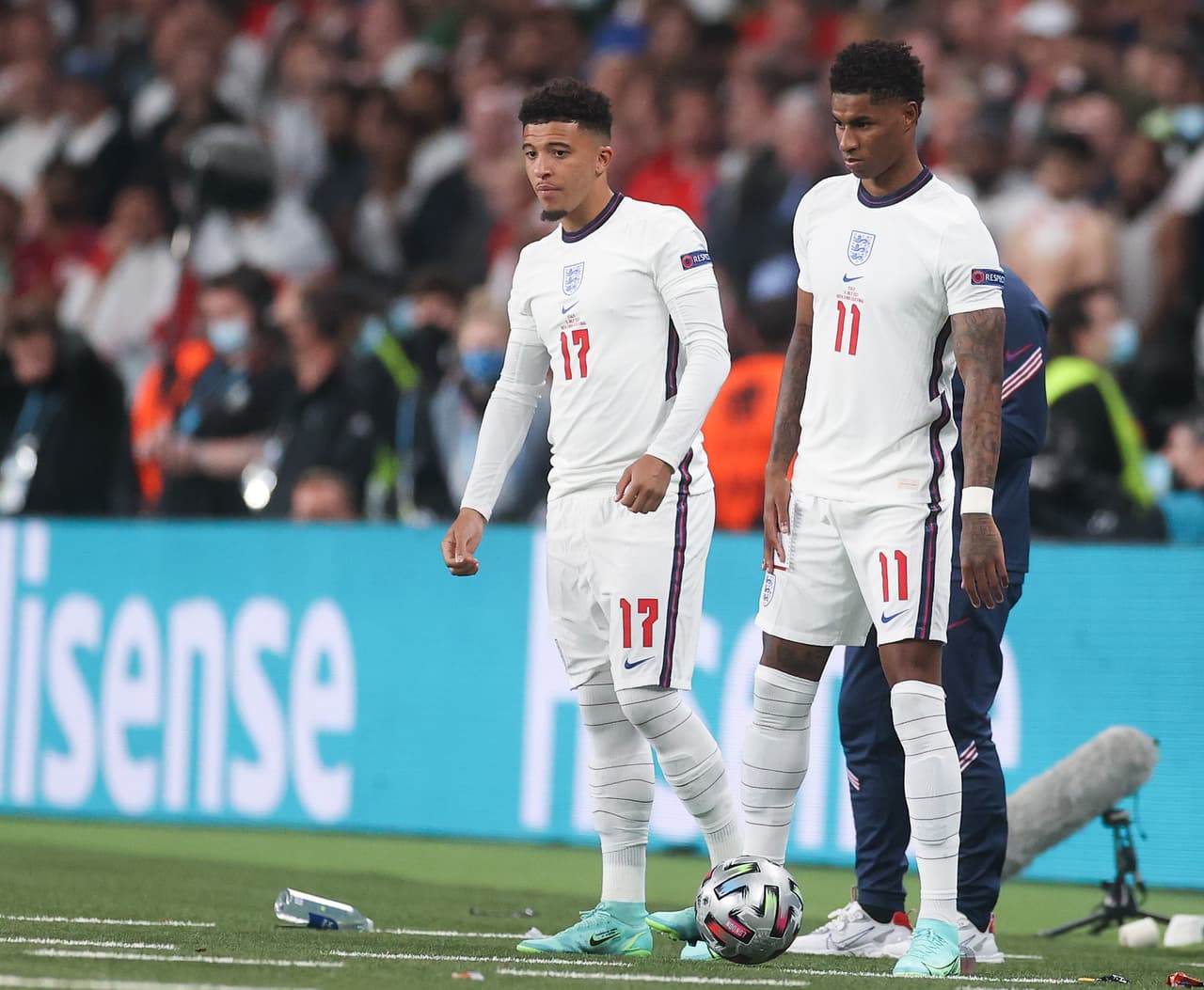 FA, gobierno y realeza británica condenan racismo contra jugadores