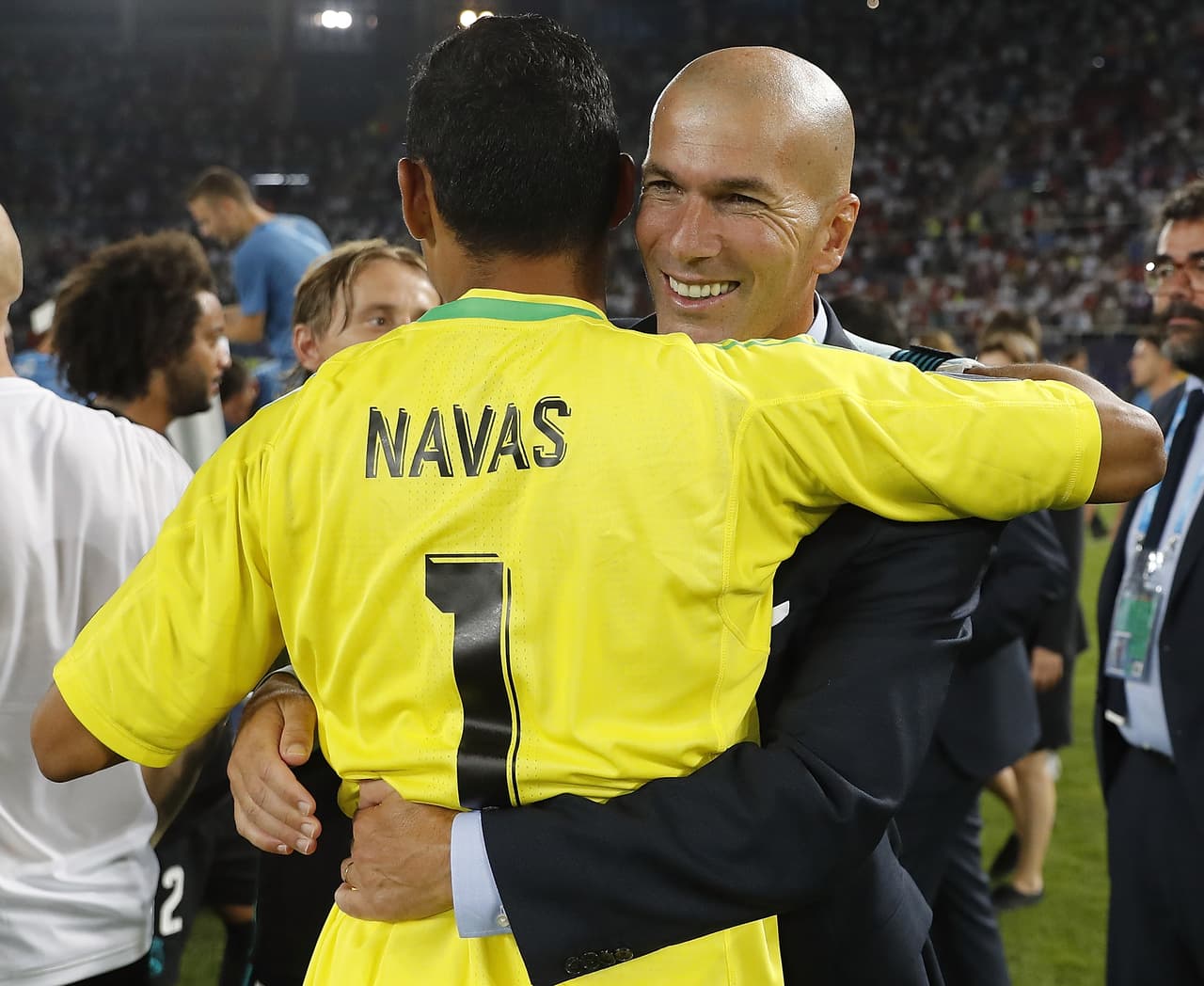 Zinedine Zidane (derecha) y Keylor Navas.