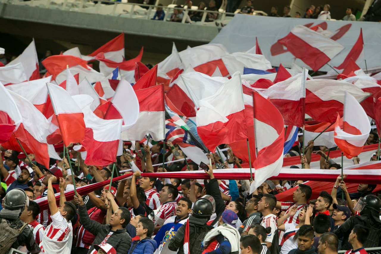 Previo al inicio del partido, el argentino Matías Almeyda, técnico de Chivas, saludó a su compatriota Guillermo Barros Schelotto, entrenador de Boca Juniors, ya que como jugadores estuvieron juntos en la selección de su país. El ánimo en las tribunas fue propicio para vivir esa fiesta.