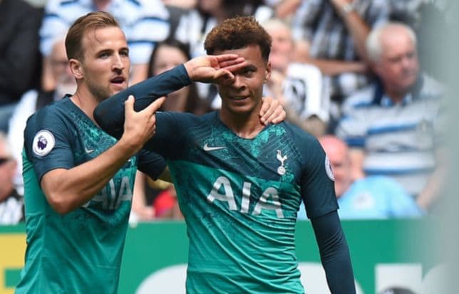 Para ser claros: la celebración del jugador consiste en mostrar en su cabeza la parte interna de tres dedos y con el pulgar y el índice hacer una especie de círculo que sea como un 'lente' en el ojo.