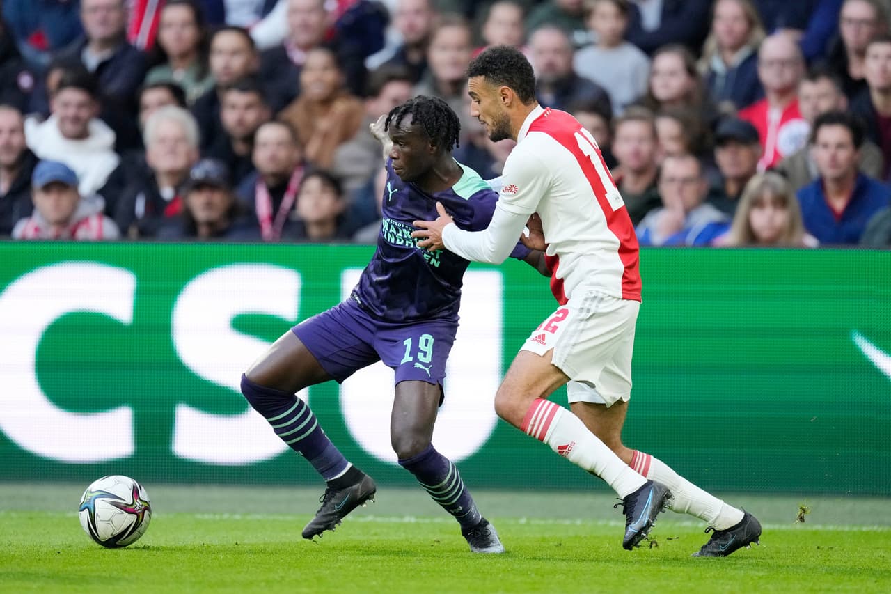 Ajax golea al PSV durante la 10ma fecha de la Eredivisie, donde los locales se impusieron ante los de Eindhoven con goliza 5-0, gracias a los tantos de Berguis (19'), Haller (56'), Anthony Dos Santos (66'), Klaassen (76') y Tadic en minutos agregados. Edson Álvarez fue titular, mientras que el 'Guti' Galaviz entro de cambio.