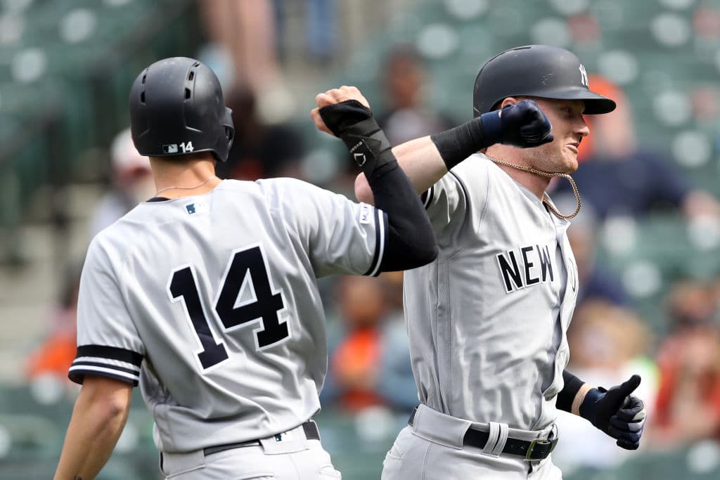 Clint Frazier, quien trabajó esta tarde como catcher de los Yankees, celebra con Tyler Wade tras pegar un jonrón de dos carrreras.