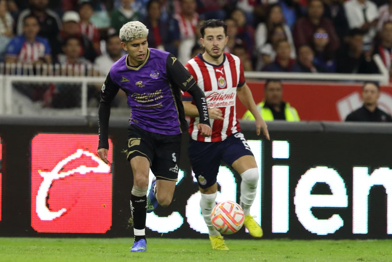 Chivas rescató la victoria ante Mazatlán en la Jornada 2 de la Copa por México 2022 con un polémico gol de Isaác Brizuela en tiempo de compensación. El 'Cone' disparó en el área, pero el balón impactó en el brazo de su compañero Luis Puente, lo que por regla debió ser anulado, pero el árbitro central lo dio por bueno.