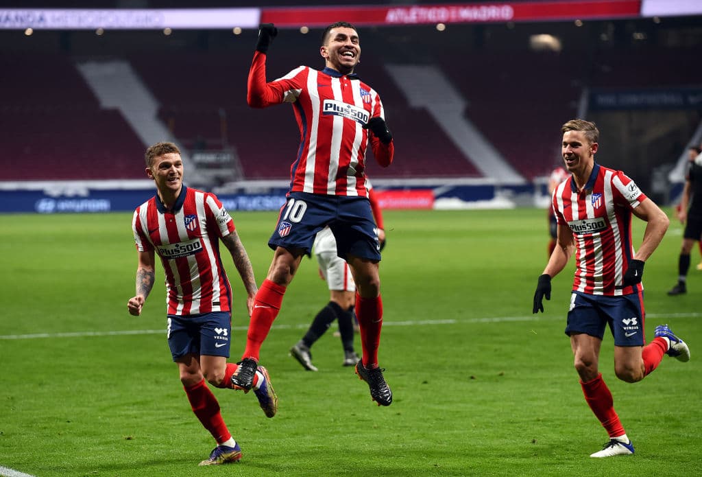 Ángel Correa (17’) y Saúl Ñíguez (76’) marcaron los goles de los colchoneros en el Metropolitano. Atlético de Madrid llegó a 41 unidades; los merengues los persiguen con 37 puntos. El siguiente duelo de los del ‘Cholo’ en La Liga será visitando al Eibar.