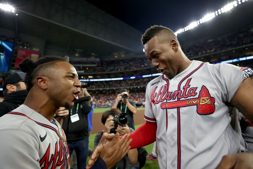 Fiesta en Houston, tras un aplasatante enfrentamiento, jugadores de los Atlanta Braves celebran el cuarto título de Serie Mundial de la franquicia.