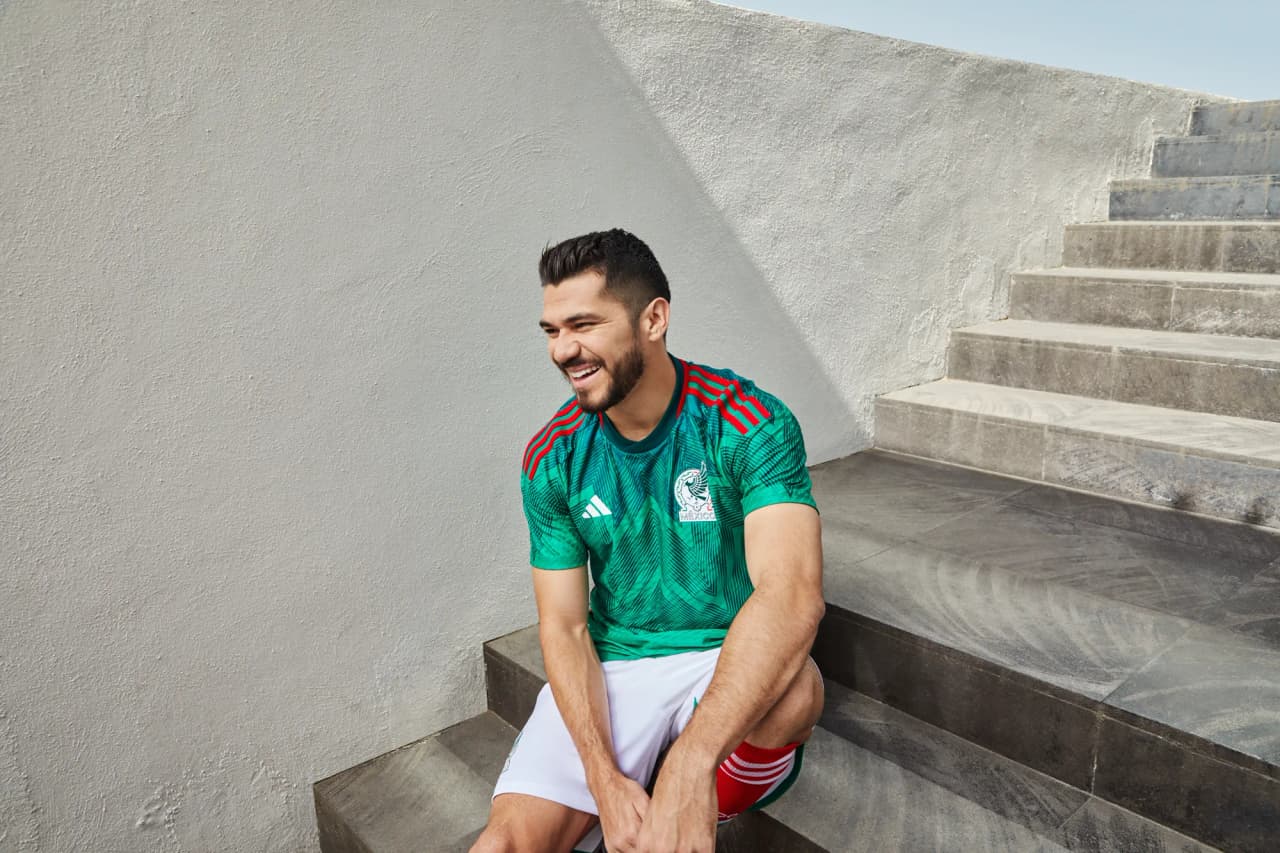 El jersey asemeja las plumas del quetzal y honra el pasado de México. Los vivos en rojo sobre los hombros y a lo largo de la costura en los costados añade carácter y la garra que caracteriza al Tri.