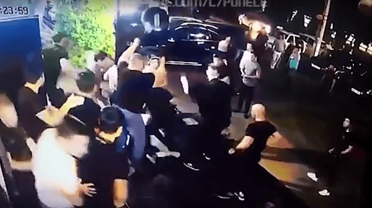 Apenas se ve como el guardia lanza la silla mientras su compañero sigue golpeando al luchador de MMA.