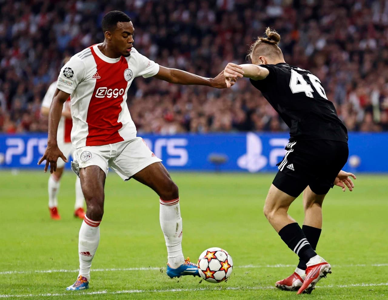 Ajax se impone 2-0 ante el Besiktas en Amsterdam, durante la fase de Grupos de la UEFA Champions League. Las anotaciones corrieron a cargo de Steven Berguis (17') y Sébastien Haller (43'). Edson Álvarez disputó los 90 minutos del encuentro.