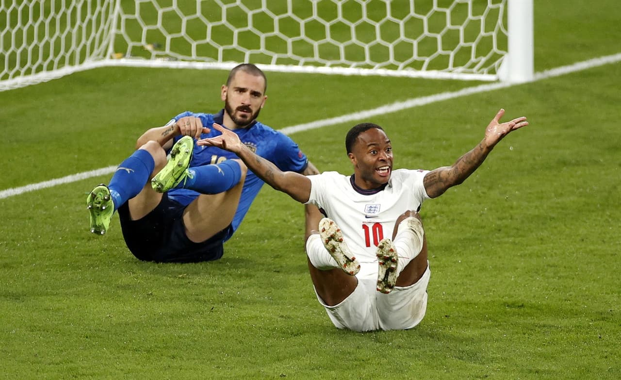 Italia es campeón indiscutible de Europa y se lleva la copa a casa. Luke Shaw abrió el marcador al minuto 2’ del encuentro y en el minuto 67, Leonardo Bonucci se encargó de igualar el marcador, ya en tiempos extra no pudieron pasar del 1-1 y, en tanda de penales, el equipo inglés no supo definir y la ‘Squadra Azzurra’ se corona en Wembley.