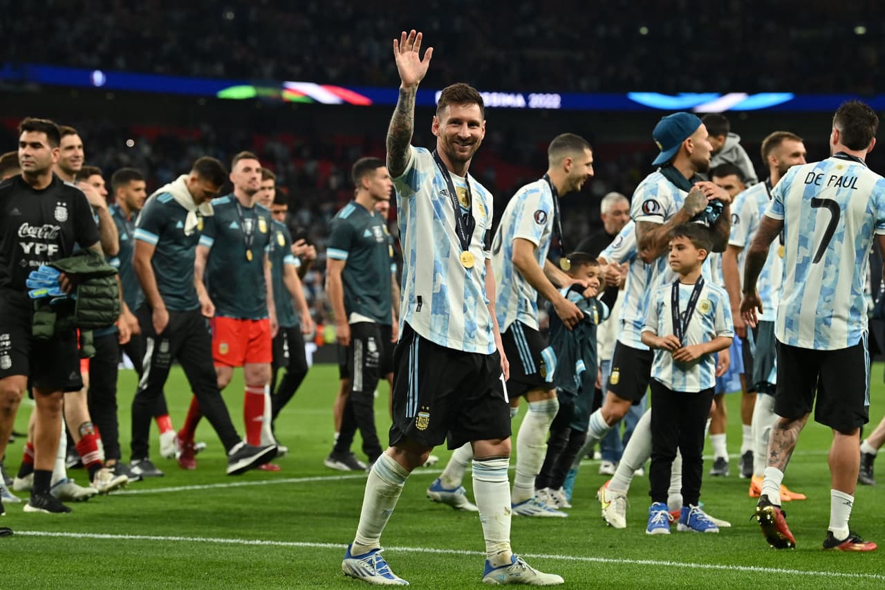 Así celebraron Argentina y Lionel Messi tras golear 0-3 a Italia para levantar la Finalissima en Wembley.
