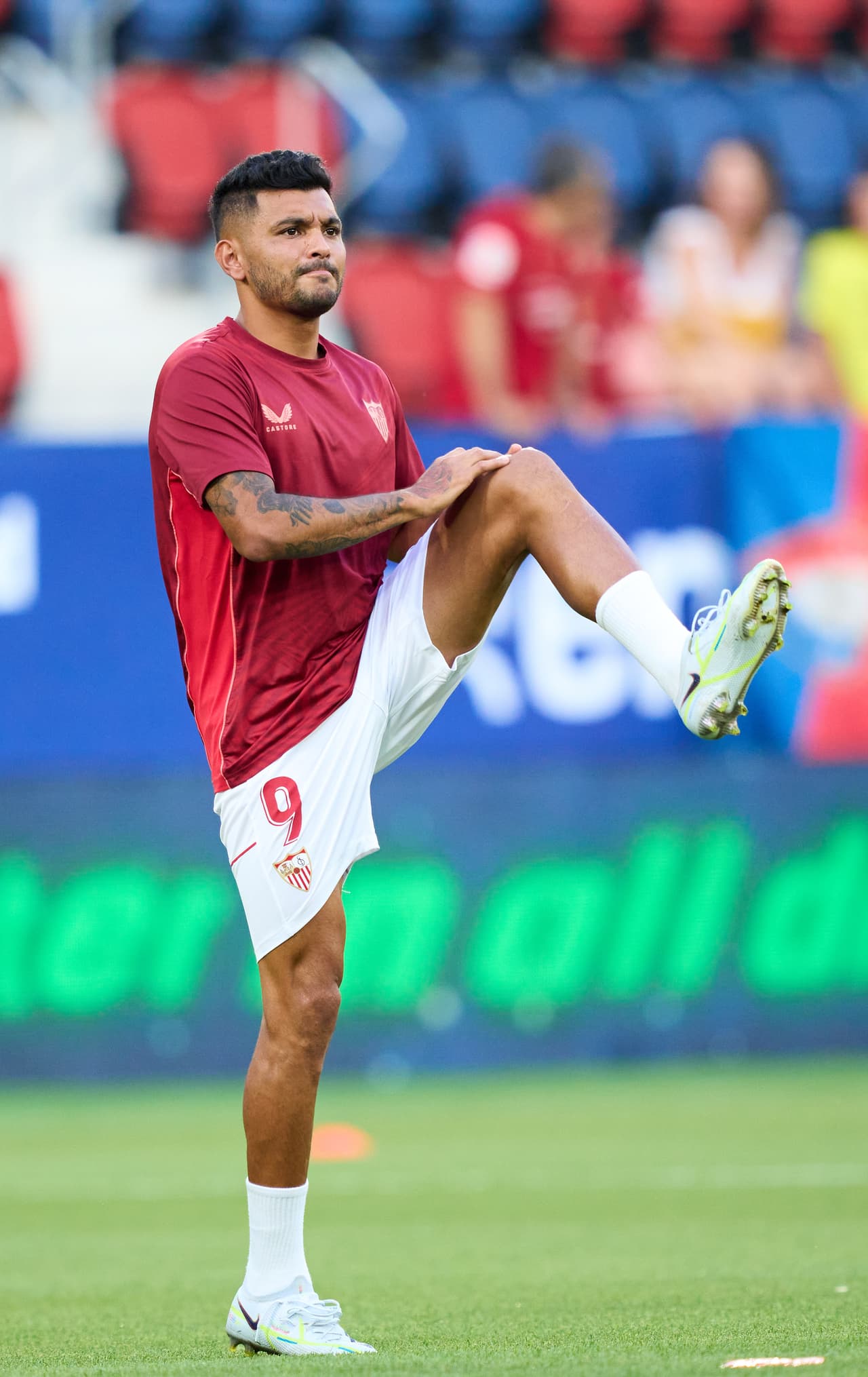 Con un 'Tecatito' Corona muy lúcido, el Sevilla no pudo en su visita al Osasuna que aprovechó un polémico penal para sellar el 2-1 con el que venció al equipo de Julen Lopetegui en El Sadar.