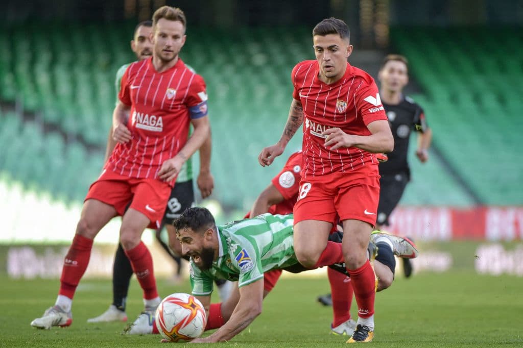 Tras la reanudación del partido este domingo, desde el minuto 39’, el Betis abrió el marcador con un gol de Sergio Canales en el minuto 73, y así los verdiblancos consiguieron su pase a la siguiente ronda. El mexicano Jesús ‘Tecatito’ Corona vio su debut al minuto 67’.