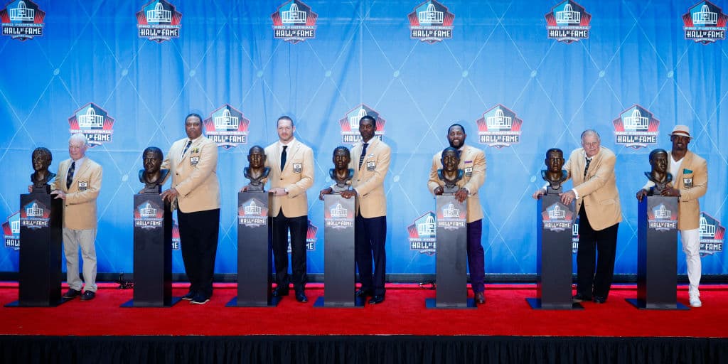 En la ceremonia finalmente fueron siete los exjugadores que recibieron el reconocimiento en Canton, Ohio.