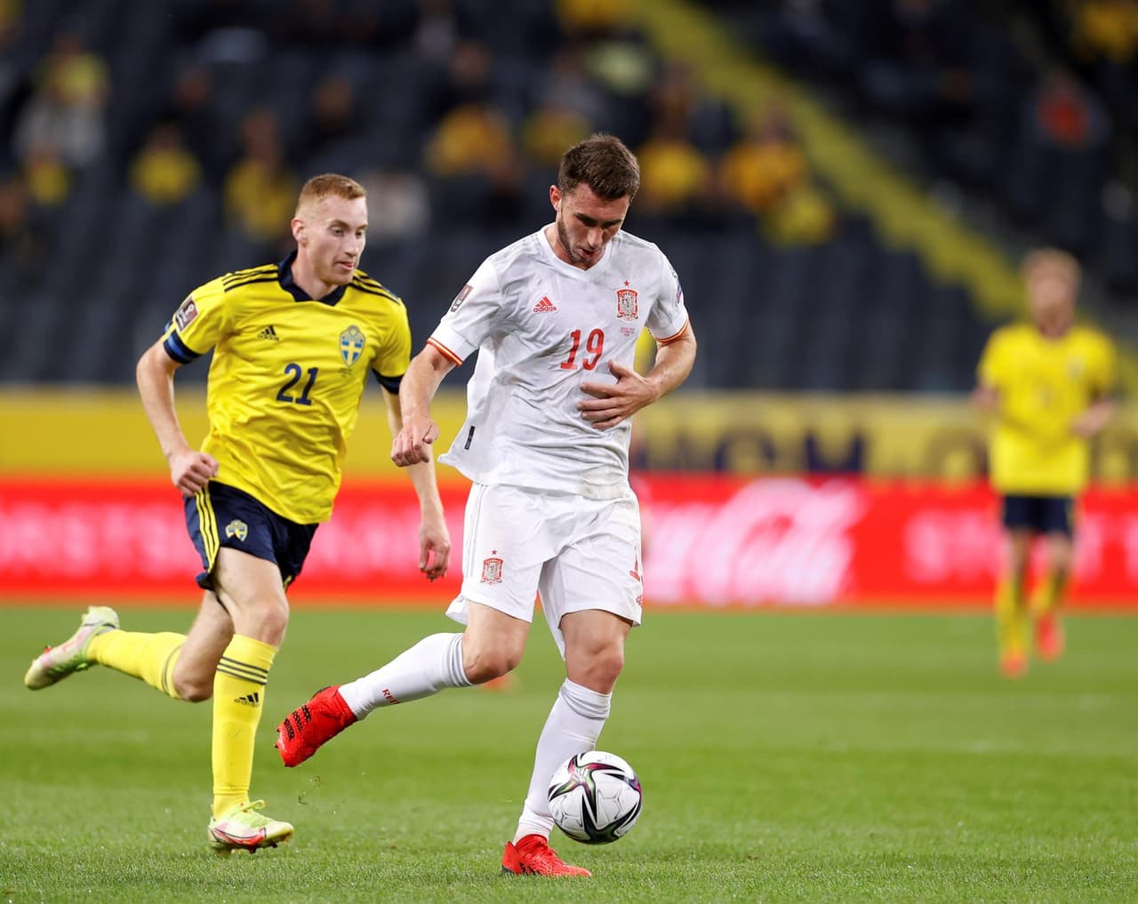 Suecia derrota 2-1 a España y consigue tomar la primera posición del grupo B en las calificatorias de la UEFA rumbo al Mundial de Catra 2022. Carlos Soler, al minuto 4, abrió el partido para los españoles, pero los suecos no dejaron pasar tiempo, pues un minuto después Alexander Isak ya empataba el partido y, en la segunda mitad, Viktor Klassen le dio el triufo a los 'Vikingos'.