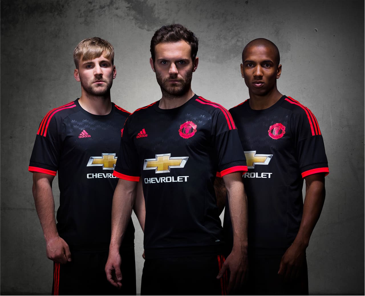 Manchester United incluye detalles color rojo neón, que representan las gloriosas y numerosas noches europeas vividas en Old Trafford.