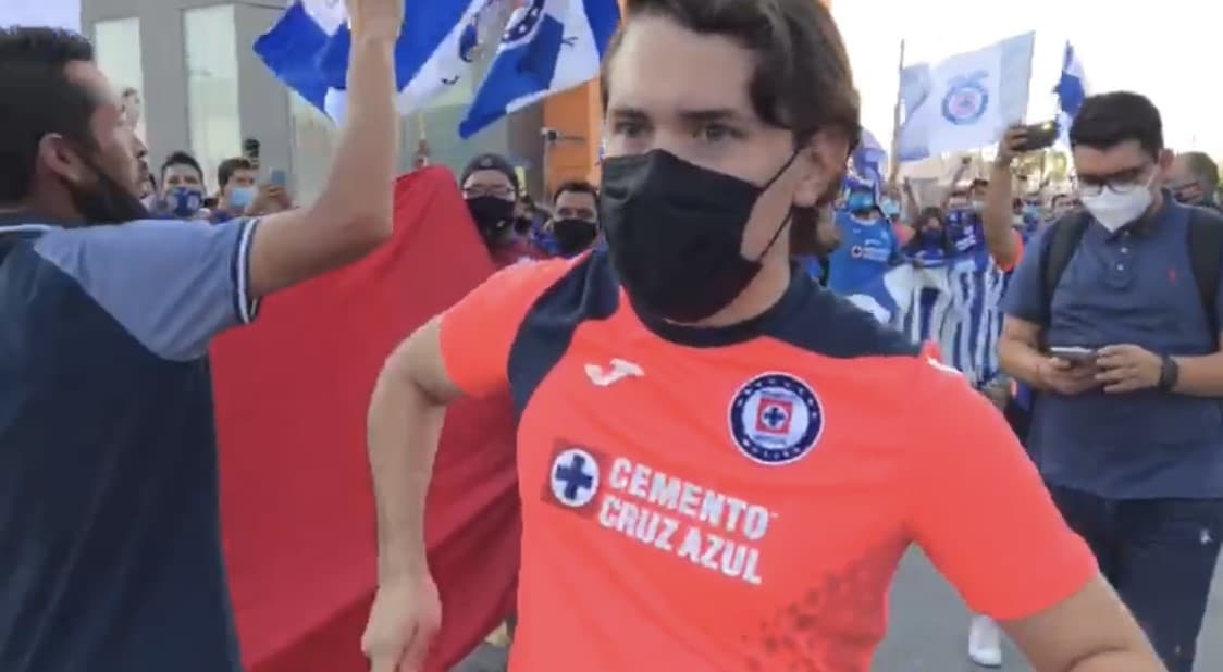 Cruz Azul llega a Torreón para disputar la final de ida del futbol mexicano y sus aficionados salen de sus casas para darles una cálida bienvenida.
