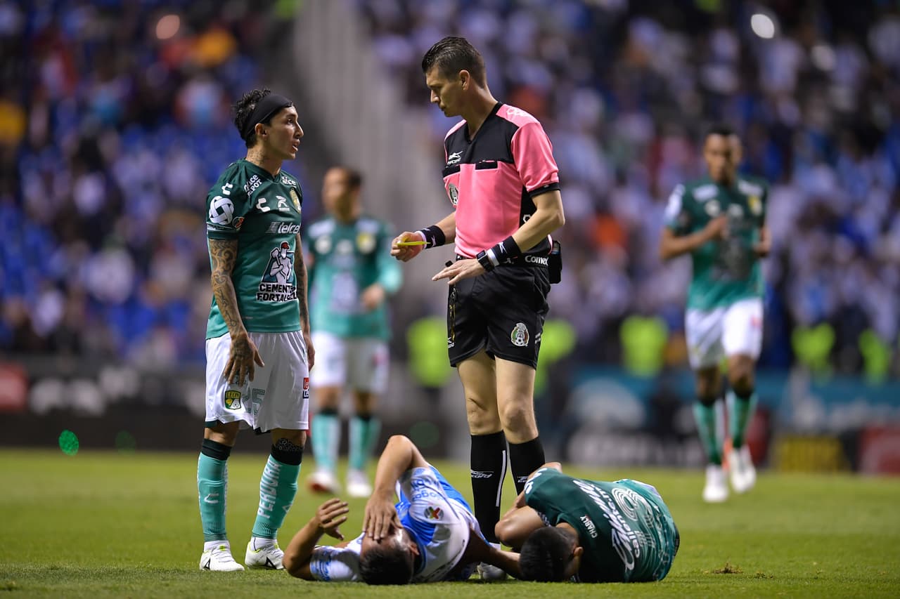 Puebla consigue la primer derrota de la Liguilla luego de remontar al León 2-1 gracias a las anotaciones de Pablo Parra y Maximiliano Araujo.